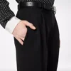 シャープなグレイン・ド・プードル リラックスドプリーツストレートパンツ