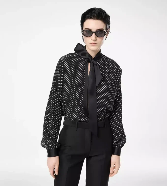 ポルカドットシルククレープ・ド・シンのラバリエールチュニックトップ（タキシードディテール付き）