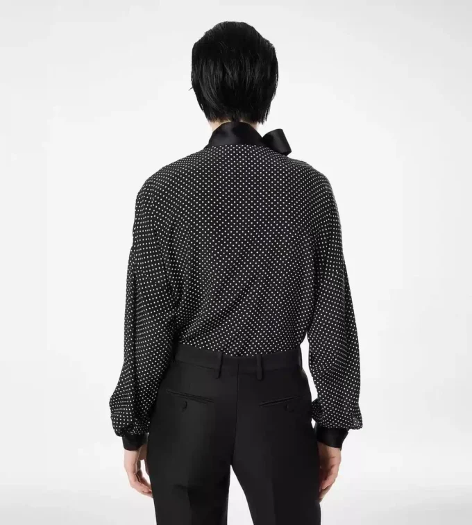 ポルカドットシルククレープ・ド・シンのラバリエールチュニックトップ（タキシードディテール付き）