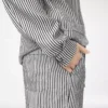パイピングとトーンオントーンのTF刺繍ロゴ付きストライプシルクパジャマシャツ