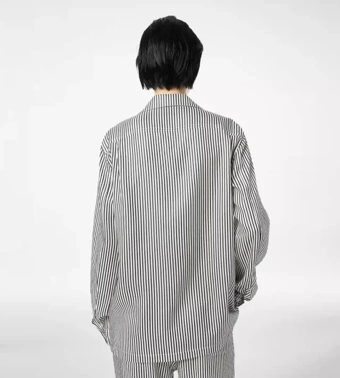 パイピングとトーンオントーンのTF刺繍ロゴ付きストライプシルクパジャマシャツ